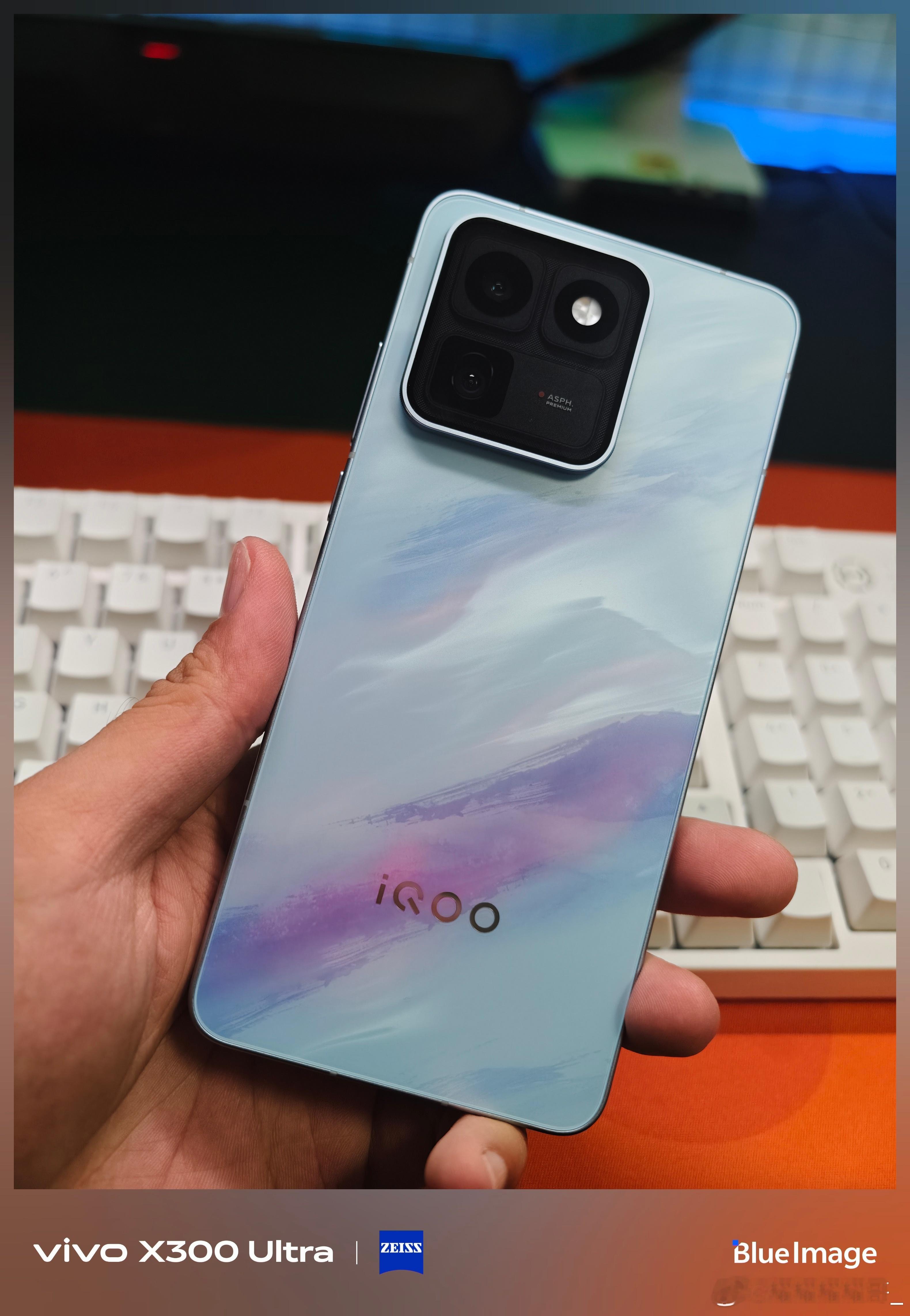 iqoo iQOO 15T 的手感我觉得在大电池手机里绝对算第一梯队，别光盯着 