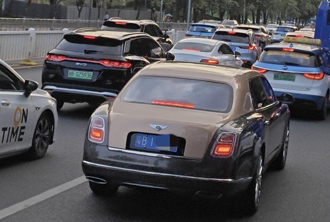 都说深圳满街都是豪车，奔驰宝马奥迪都排不上号，今天开车遇到一辆，这车应该值不少钱