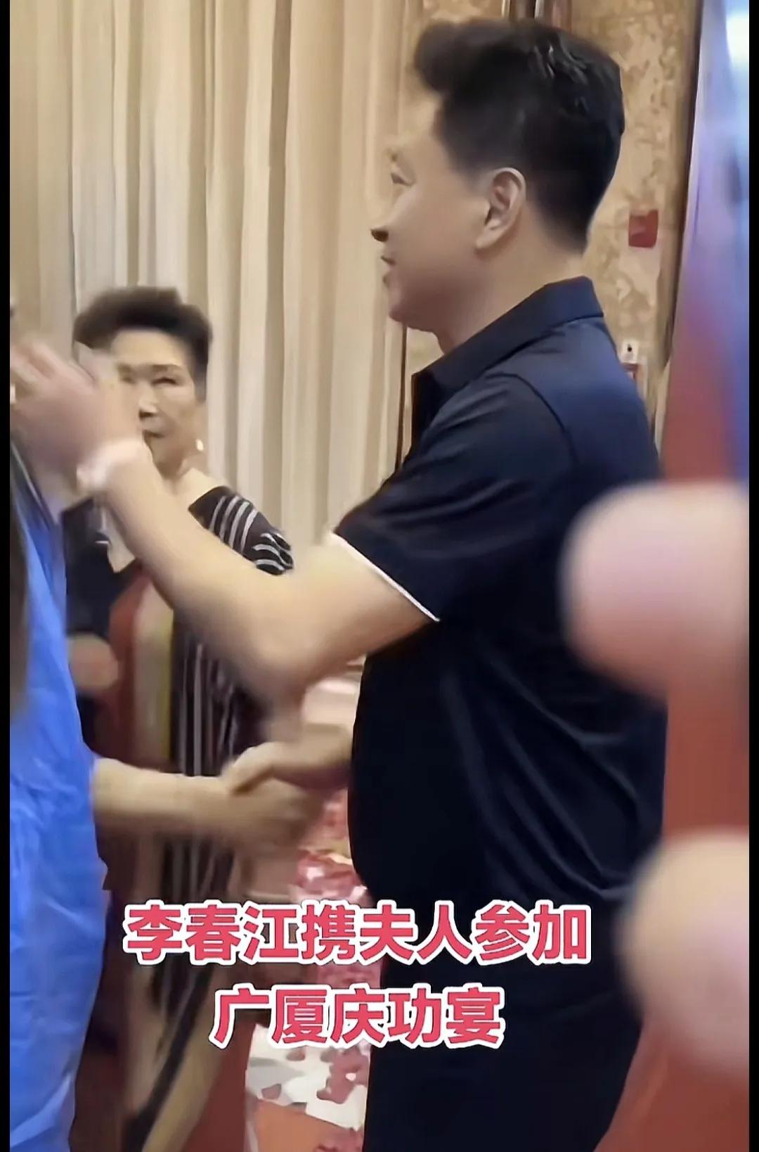 广厦庆功宴上，来了两个重要人物，不错，就是李春江夫妇。广厦夺冠，不忘初心，他们知