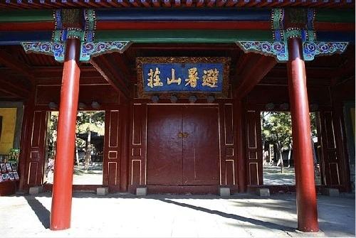 最近在不停地看书，通过看书了解到承德避暑山庄的传奇经历。
承德山庄风景 避暑山庄