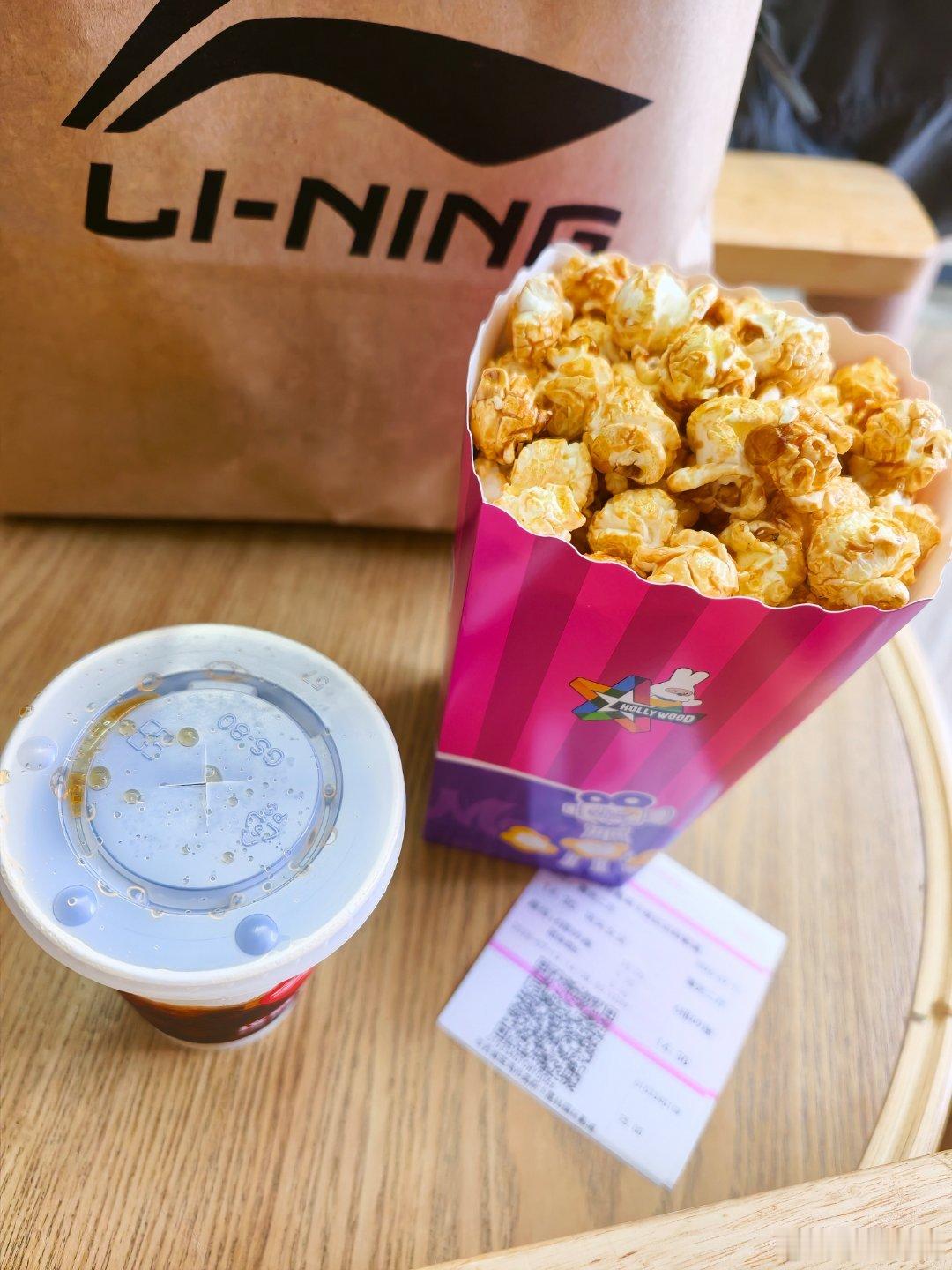 今天三件套逛街，吃饭，看电影。 