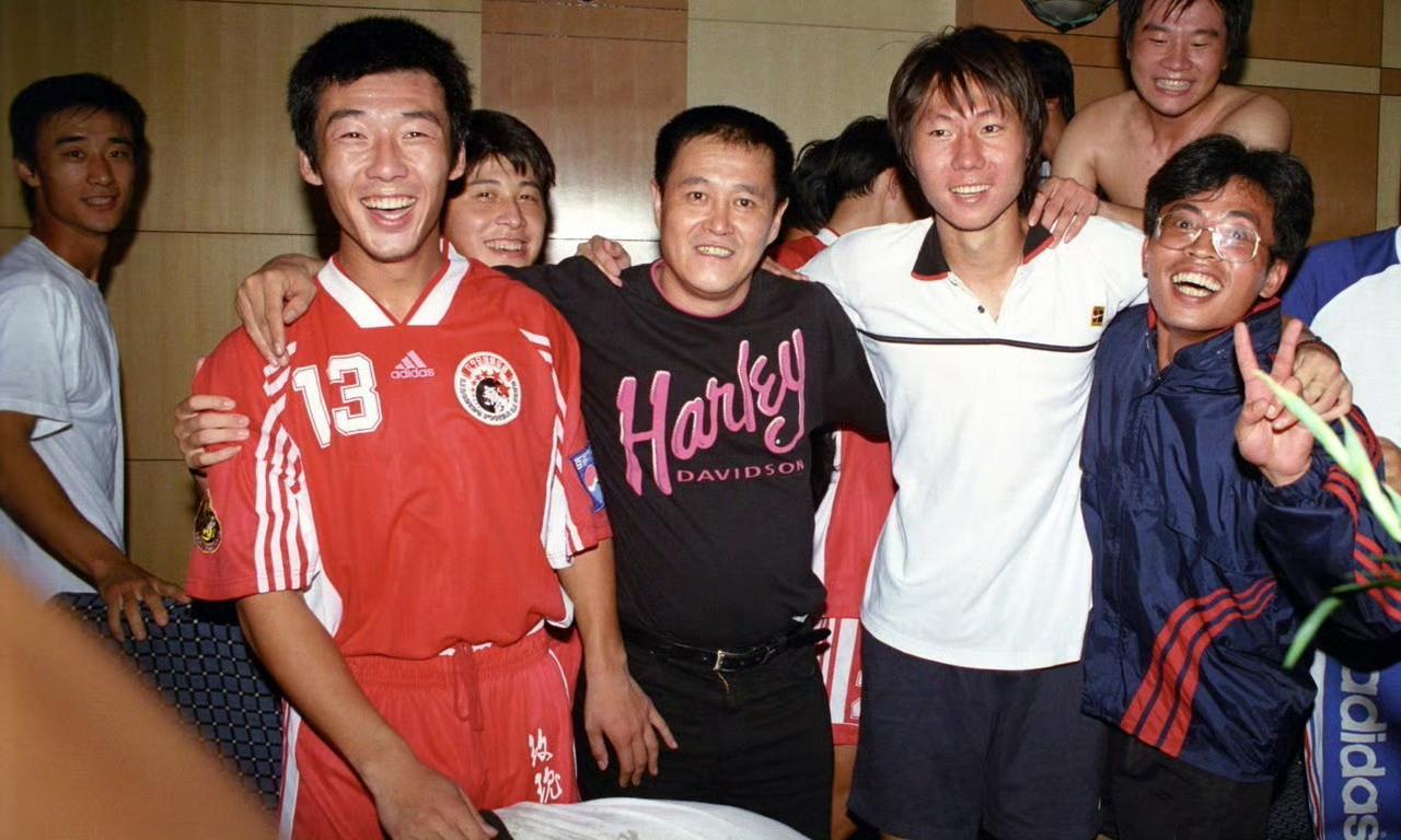 这张照片拍摄于1999年8月29日，地点在辽宁抚顺雷锋体育场的球员休息室。当天辽