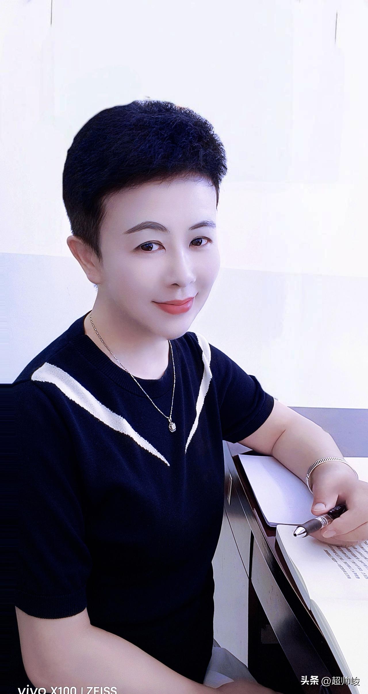 半生已过，学会与自己和解。
不必追光，你自己就是光源。
案头有工作，心中有山海。