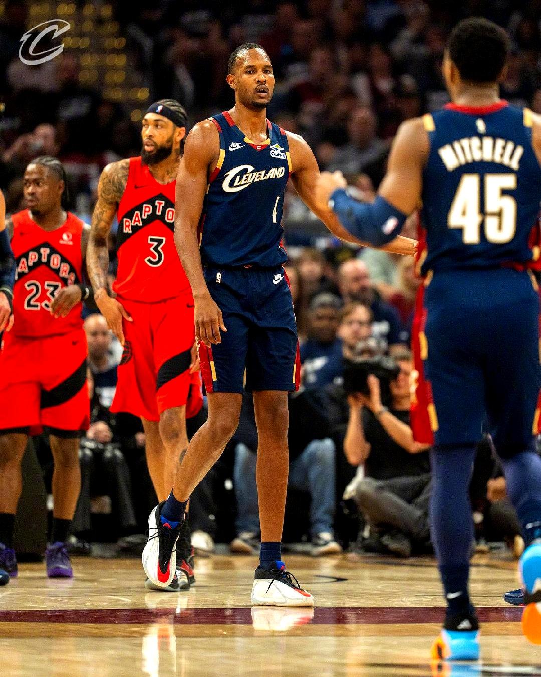 托尼·布拉德斯这吹罚，真让克利夫兰球迷看傻眼了。
 

骑士打猛龙这第一场，第二