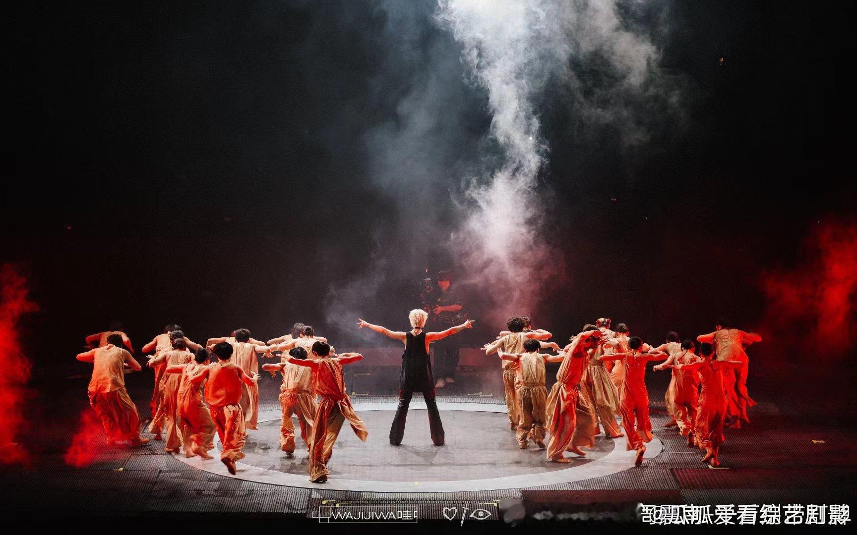 #周震南和8个女dancer热舞#周震南的舞蹈音乐的搭配也太绝了，这使得现场的观