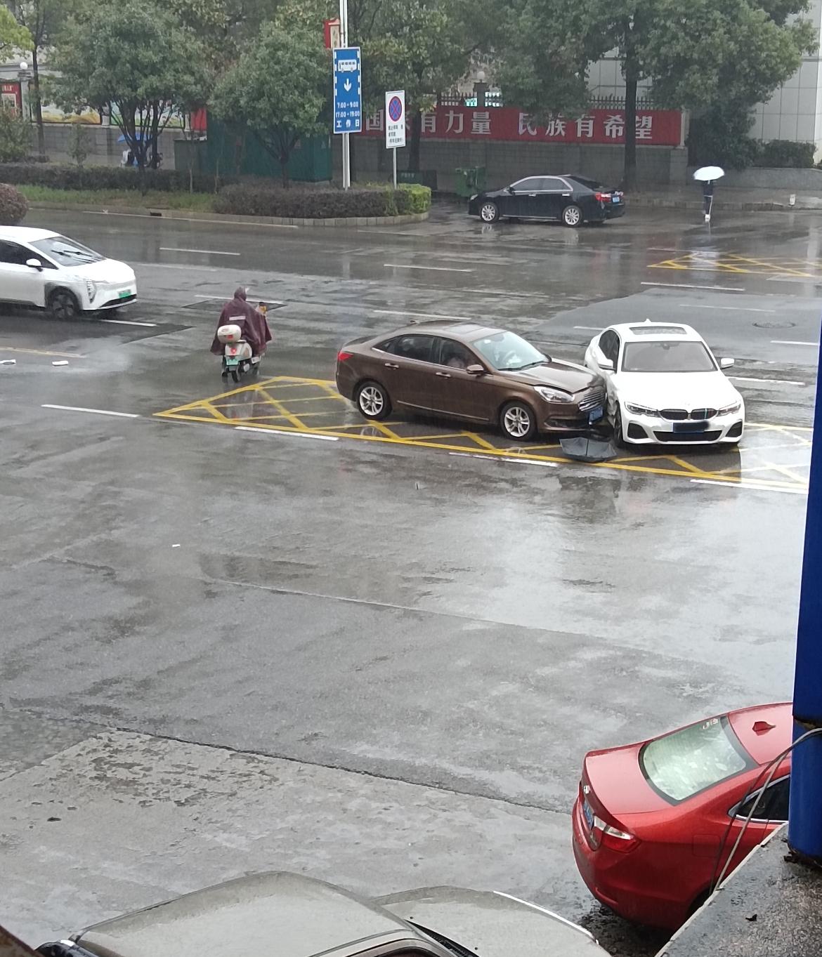 我的天！窗前站3秒，亲眼目睹两车“硬碰硬”！
 
刚扒着窗台想看看雨停没，“哐当