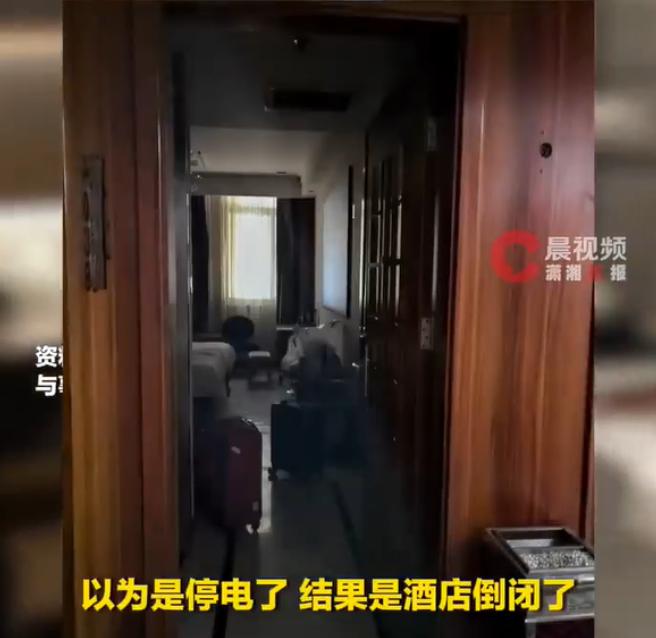 西安，一名女生夜间独自入住酒店。她吹着空调翻看手机，正享受独处时光，房间忽然全屋