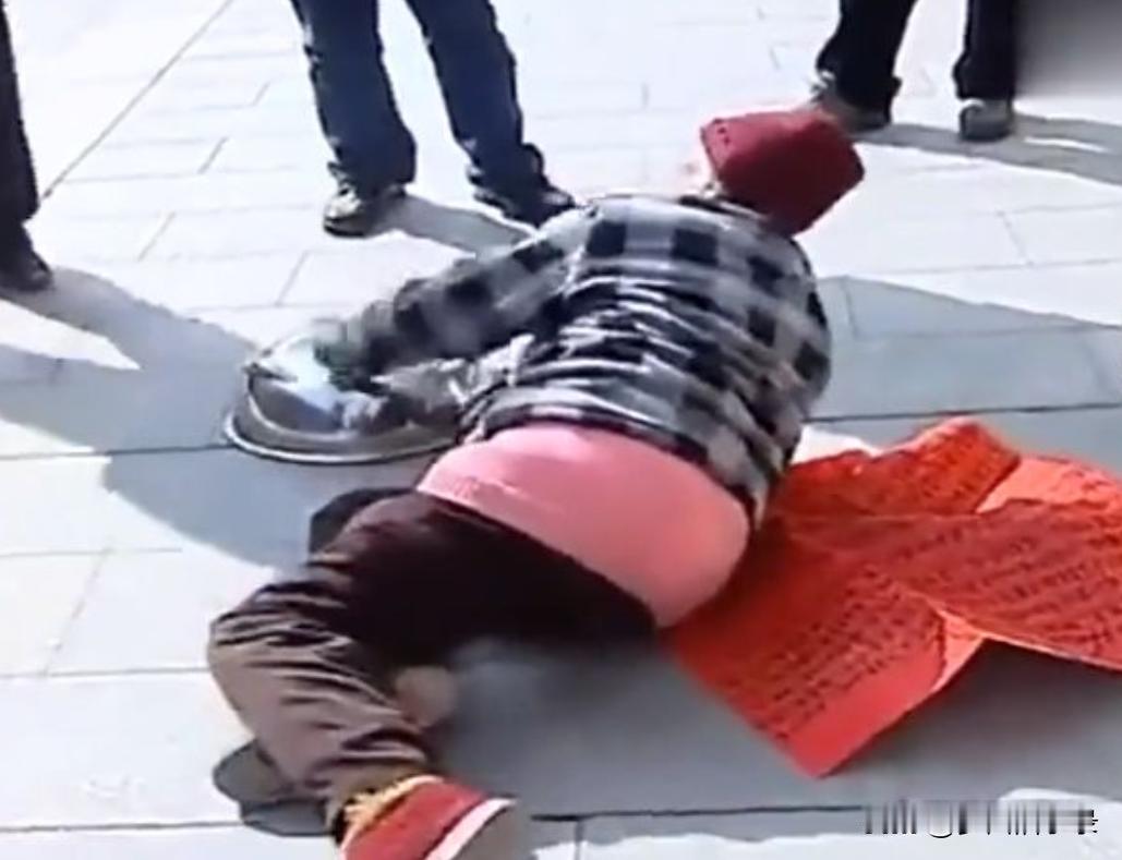 12月8日，一位母亲在三女婿的单位门口敲锣打鼓大哭大闹，想要把房子过户给刚出狱的