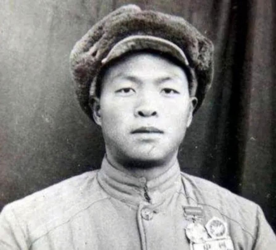 葛英东，男，江苏省盐城市人。一九五一年六月二十六日，在金城南734高地阻击战中，