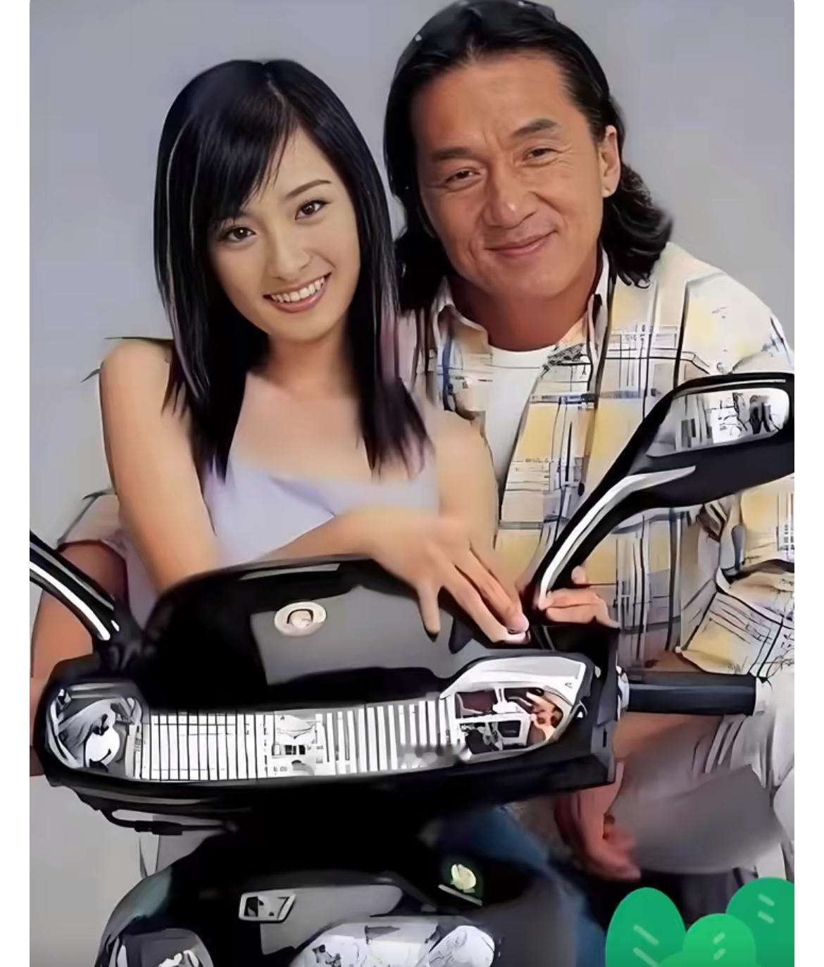 2003年，49岁的 成龙和17岁的 杨幂拍了一个广告。

结账时，成龙拿到了5