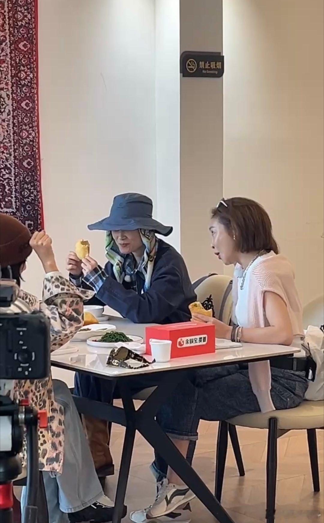 李宇春安静沉稳，妥妥i人状态，在综艺里被大家热情互动，趣味画面太有看点李宇春i人
