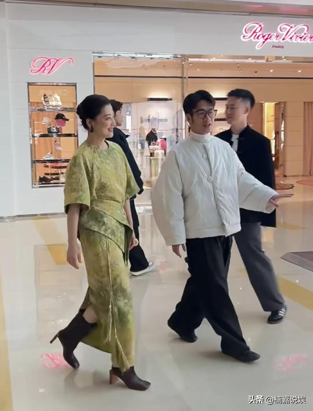 梅婷现身杭州万象城出席活动，本人没有网上说的那么年轻，生图看着疲劳感挺重的。
她