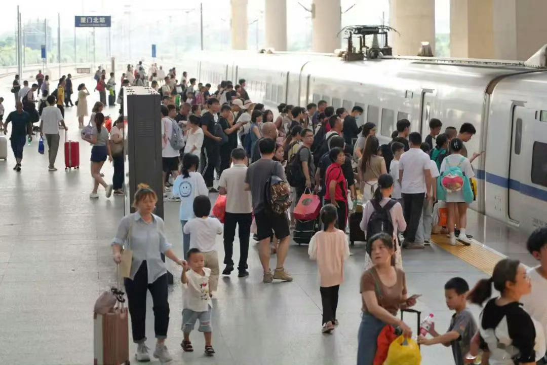 【2024年暑运收官，#福建铁路发送旅客2923万人次历史新高# 】8月31日，