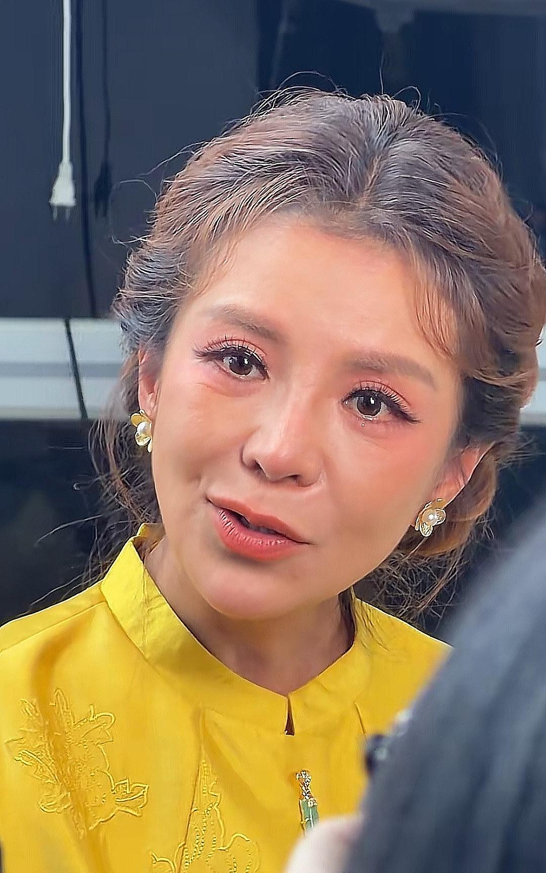 朱迅本人很瘦长相很洋气，但她的妆化得太浓太网红了 ，卧蚕好大腮红太红了不太符合她