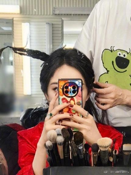 看来这款手机壳又要大卖呀，大幂幂每一次的举动都会引领时尚潮流吧。柿柿如意、好柿发