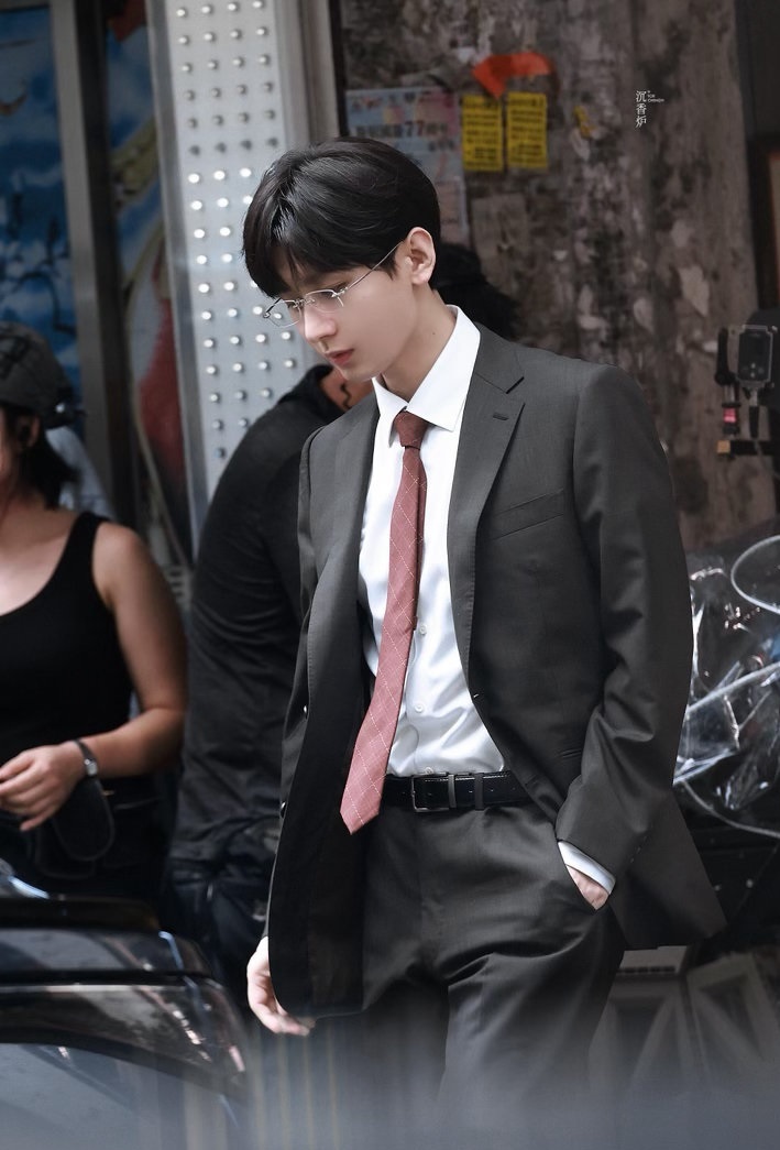 成毅好有港味成毅港风西装造型 港式复古美学被成毅完美驾驭，一身合身西装简约大气，