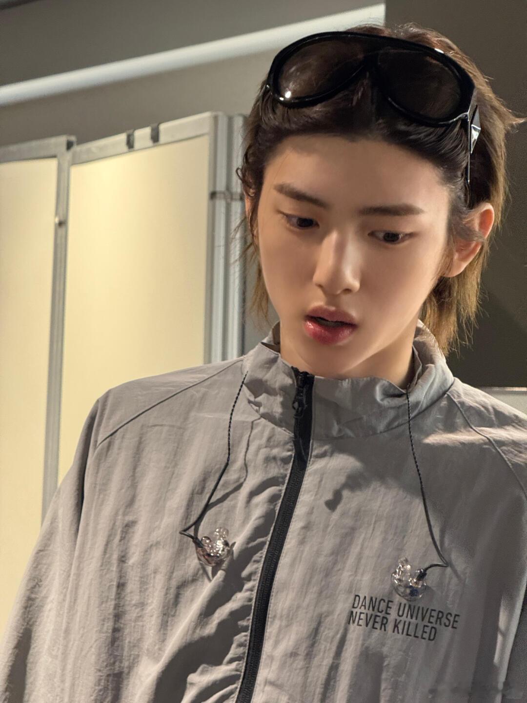 求鞋底善待金主训 别人走红靠造型靠作品，金主训走红靠鞋底开胶，每次出场鞋底都准时