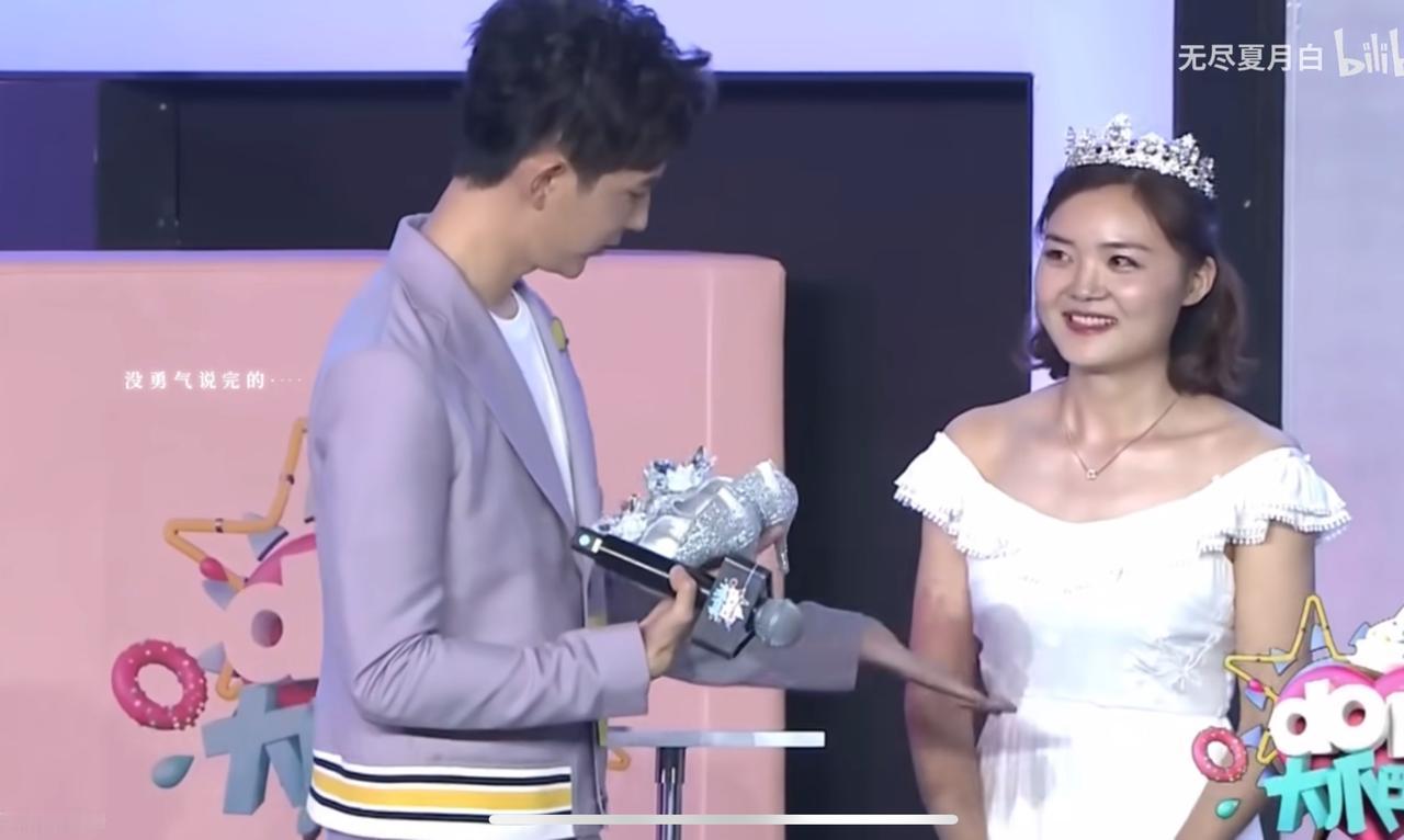 难怪会有这么多人喜欢他，

他真的是太体贴了，

成为他的粉丝或许也是一种幸福吧