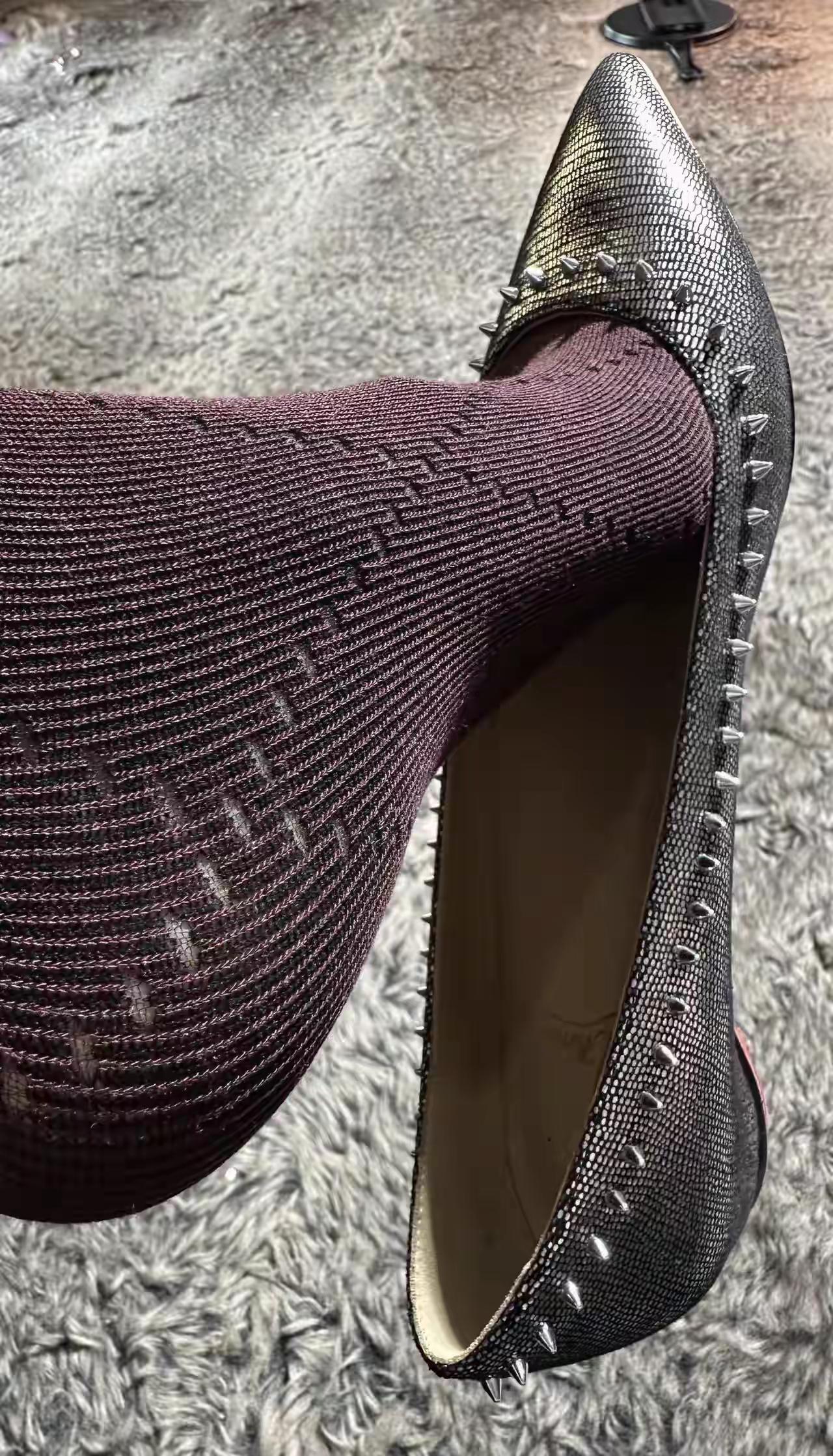 时尚尖头高跟鞋，搭配紫色针织袜，尽显优雅气质！