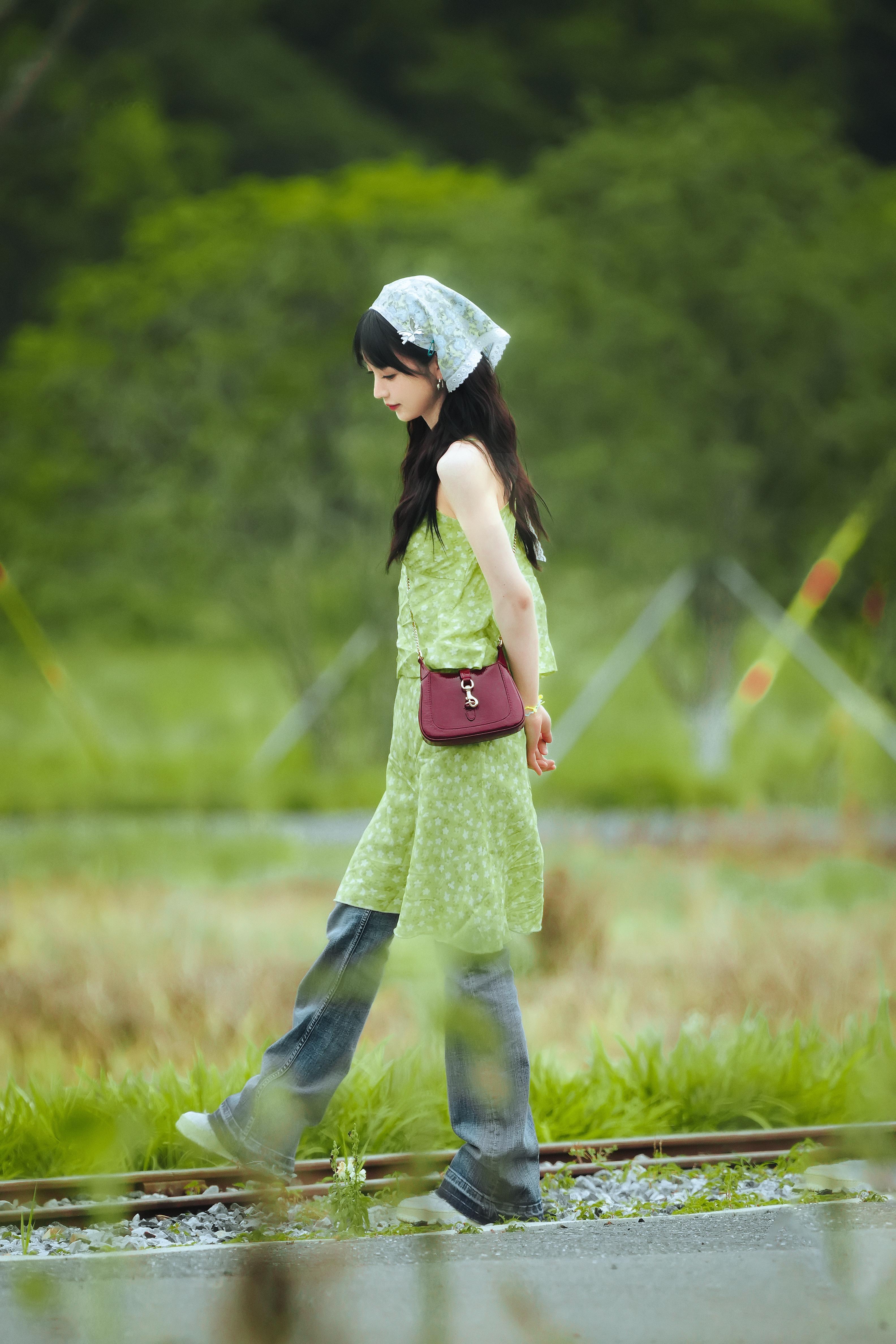 田园精灵🧚🏻‍♀️家薇好有生命力的小女孩#田曦薇绿色吊带# ​​​