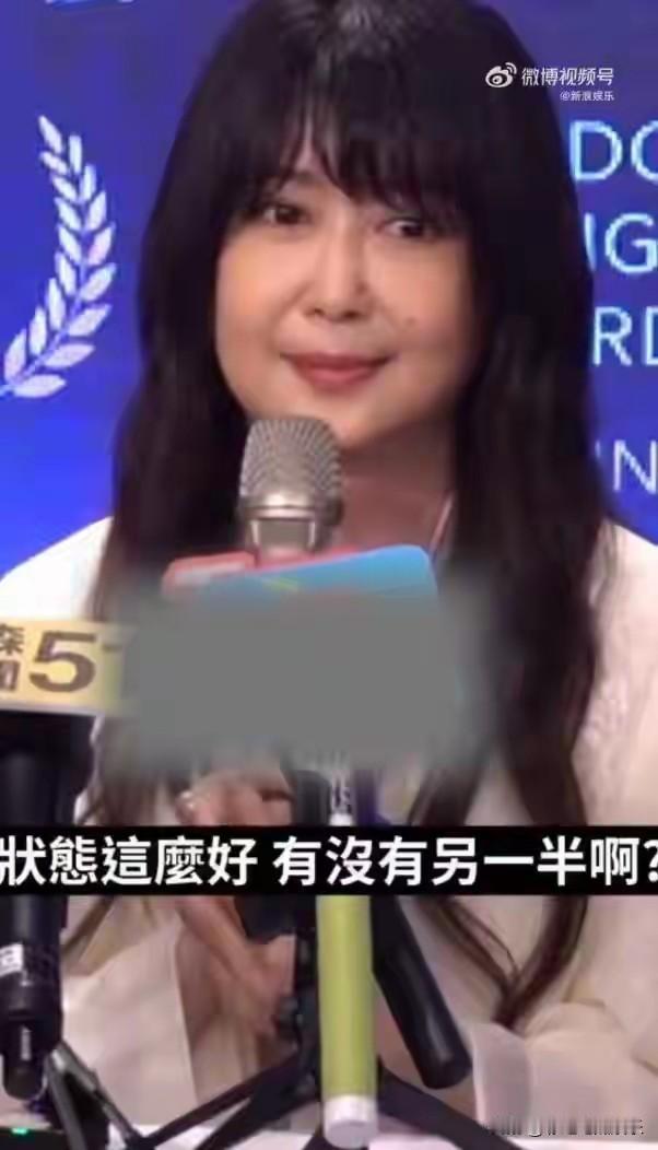 56岁孟庭苇目测状态年轻20岁，她说没有另一半就没有折磨，所以显年轻。

深有体