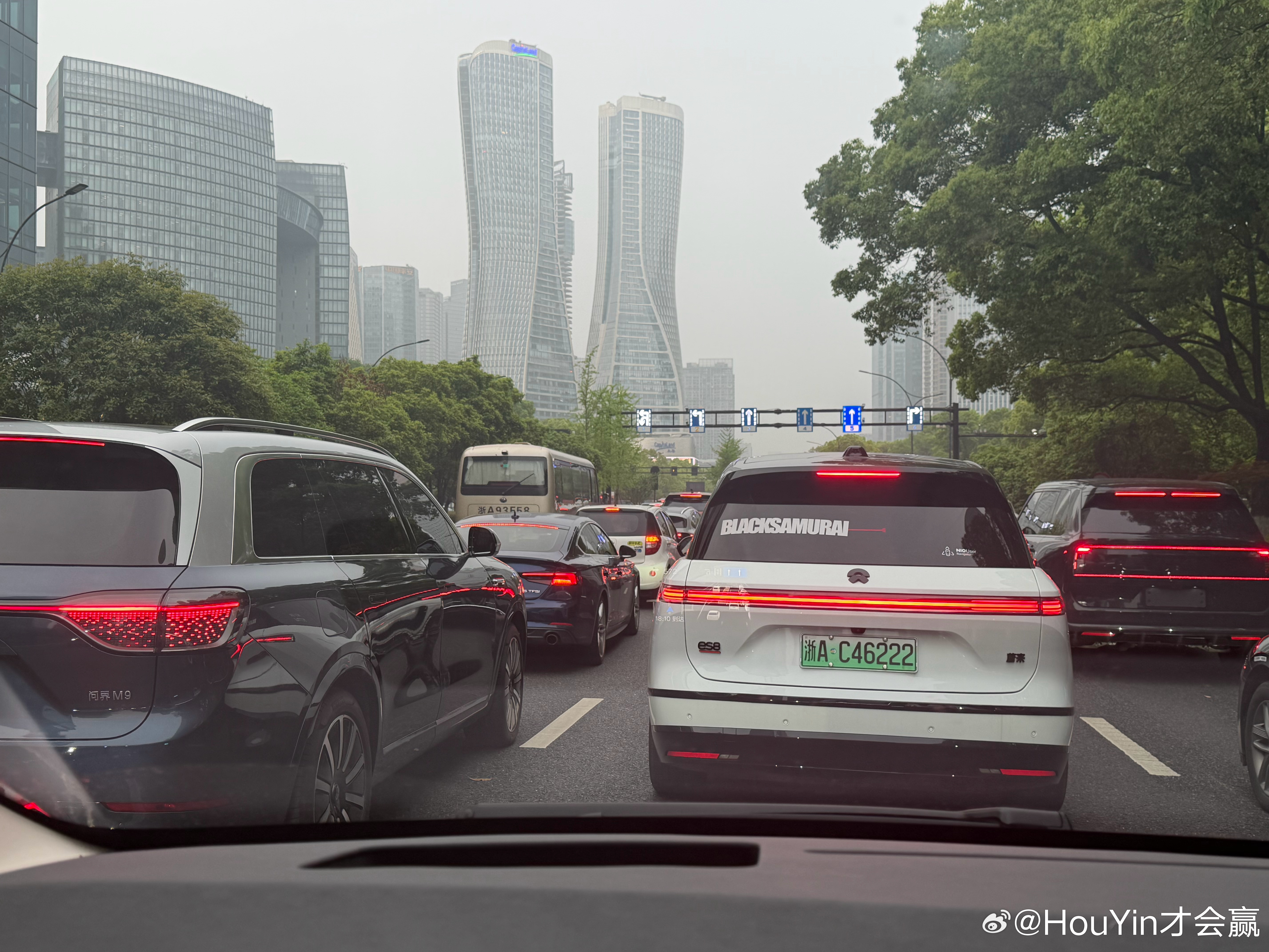 首先被BlackSamurai吸引其次被他的杭州顶级车牌号吸引然后发现左边M9右