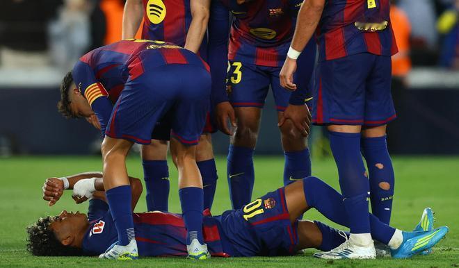 亚马尔亲自制造了这个点球并主罚命中，但他随即倒地，并且立刻示意要求换人。来自科贝