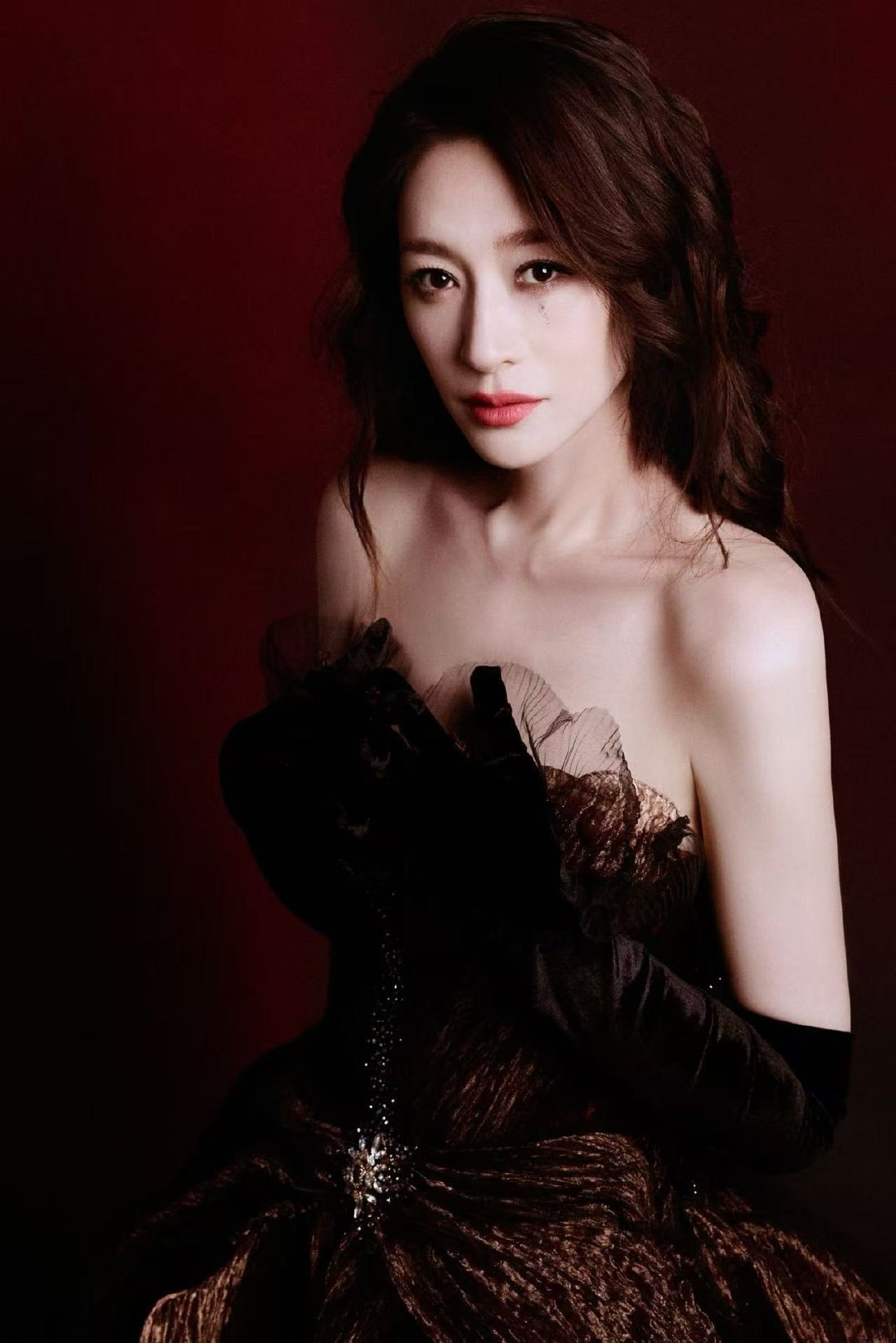 李小冉泪痕妆李小冉一道华丽的泪痕 美哭！看到李小冉泪痕妆的那一刻心都颤了，歌声自