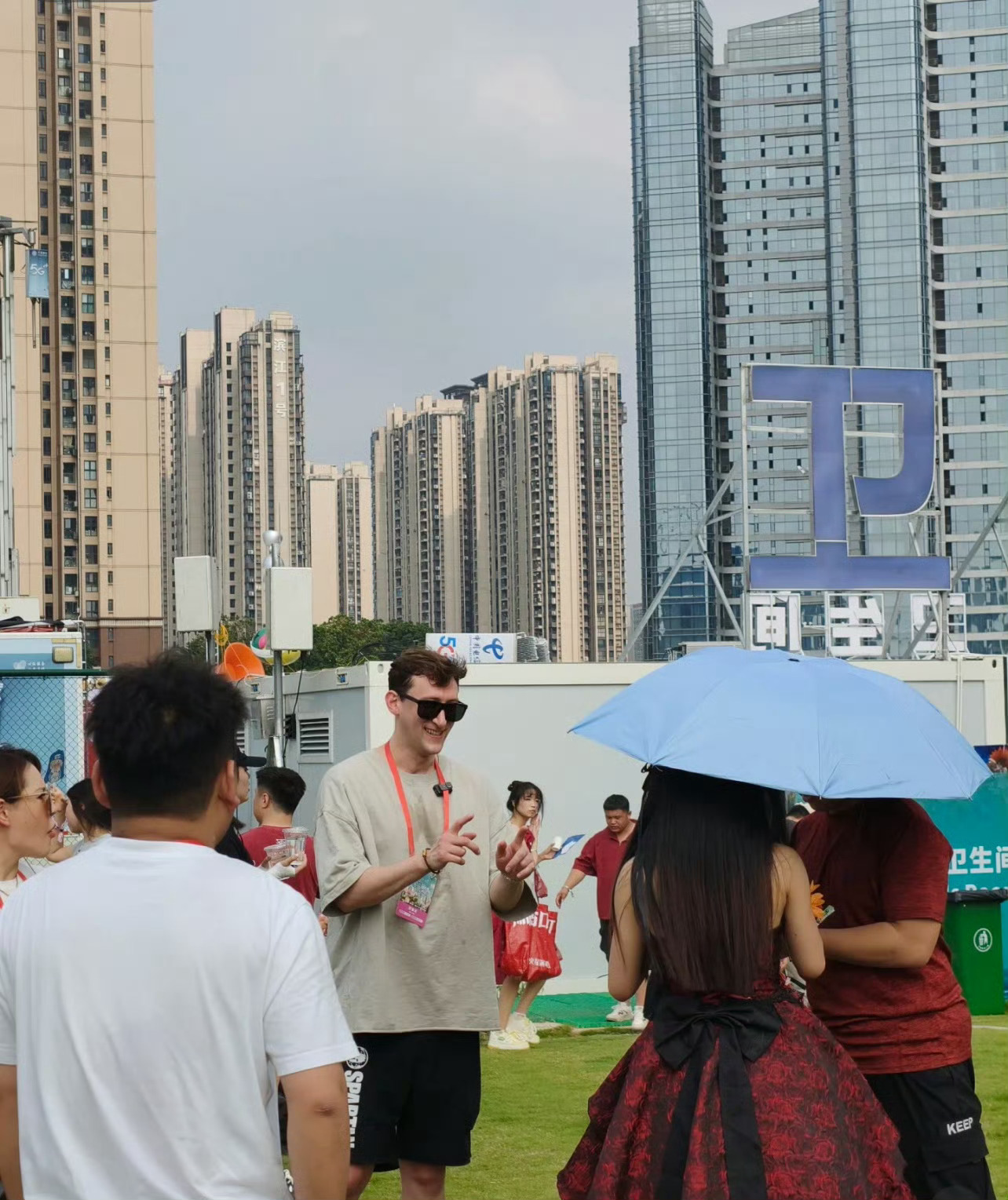 埃文凯尔也去看华晨宇演唱会了 演唱会现场竟上演了一场跨界奇遇！埃文凯尔戴着墨镜、