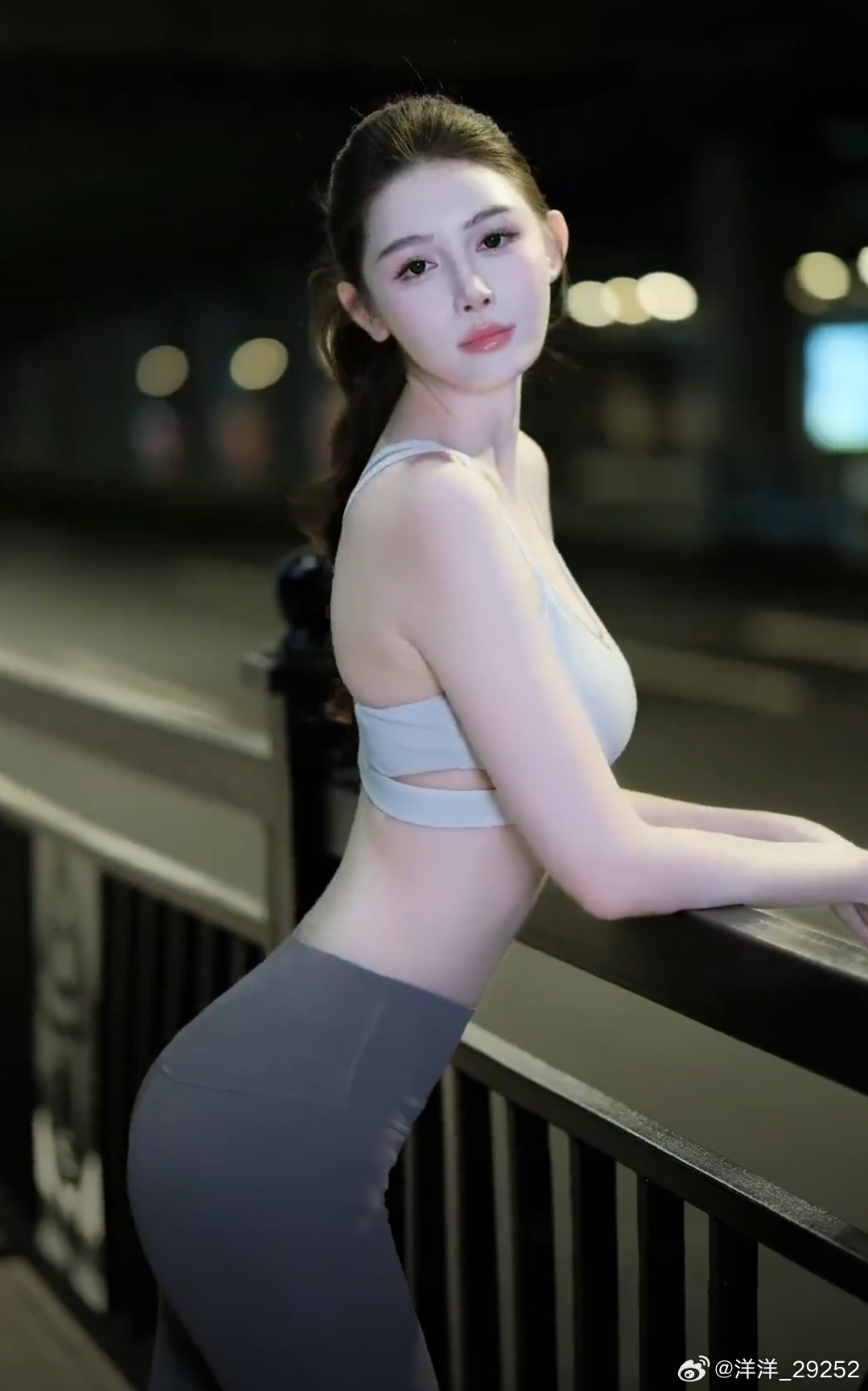 洋洋高锐’秋风秋梦◎来到路灯下望见了……她◎她是一朵我遥不可及的花五年前……我们