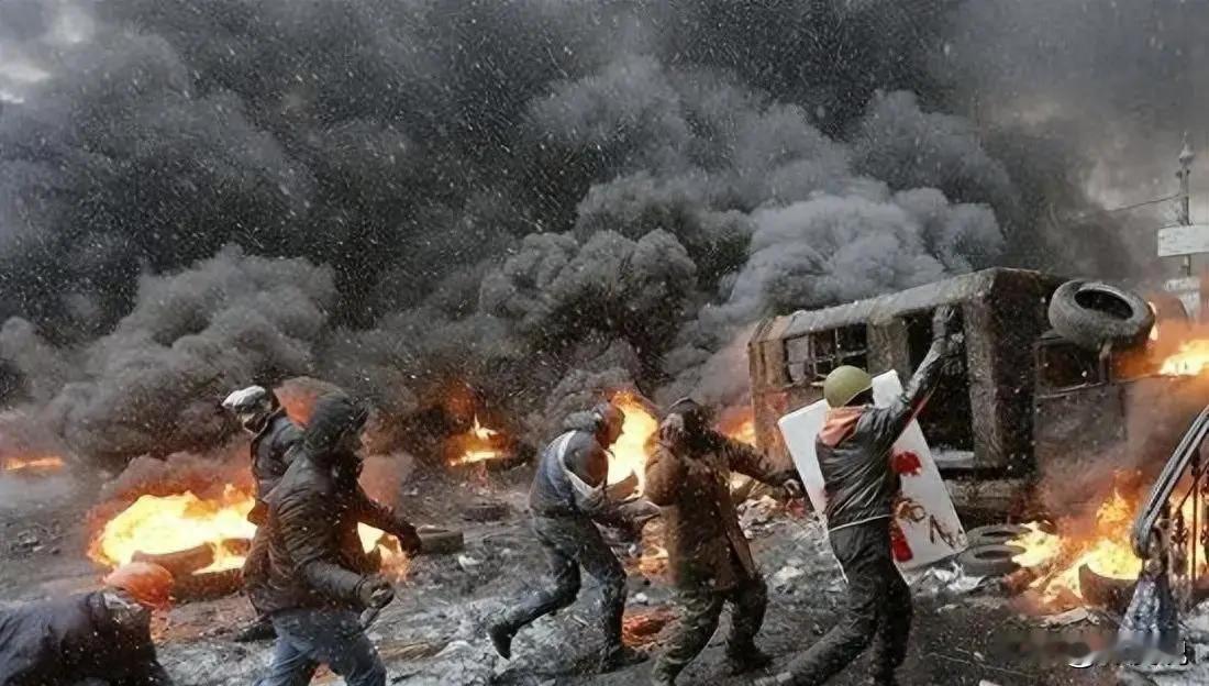 俄控区赫尔松咖啡馆大爆炸，跨年夜惨剧揪心，全程细节曝光
那个夜晚大家本来是打算庆