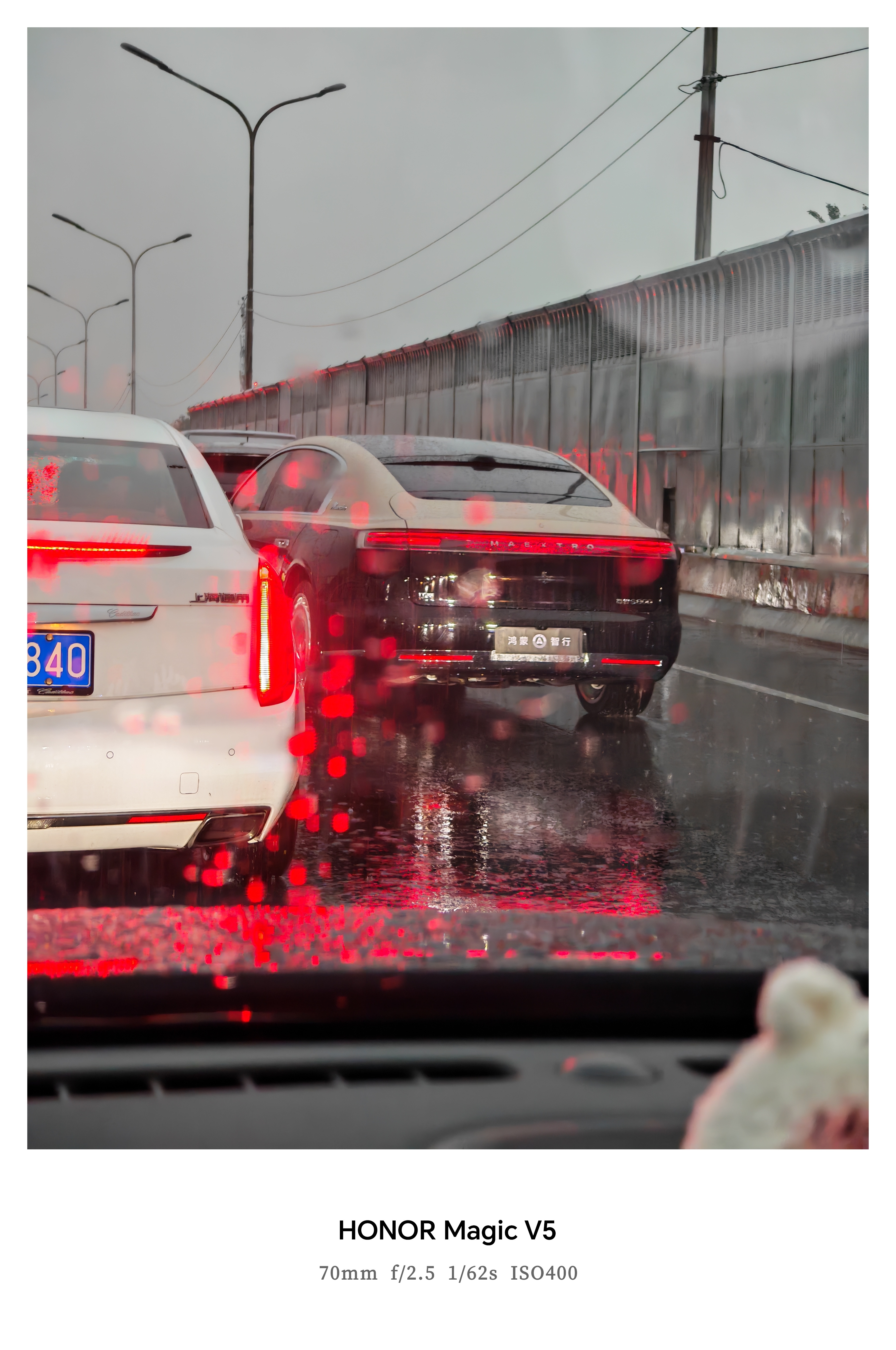 第一次在路上见到，尊界 S800 在路上的体量感和豪华感，感觉是个 300w 的