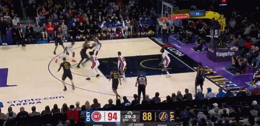 三连铁！詹姆斯确实力不从心了！
在今天NBA常规赛湖人对阵活塞的第三节比赛末，詹