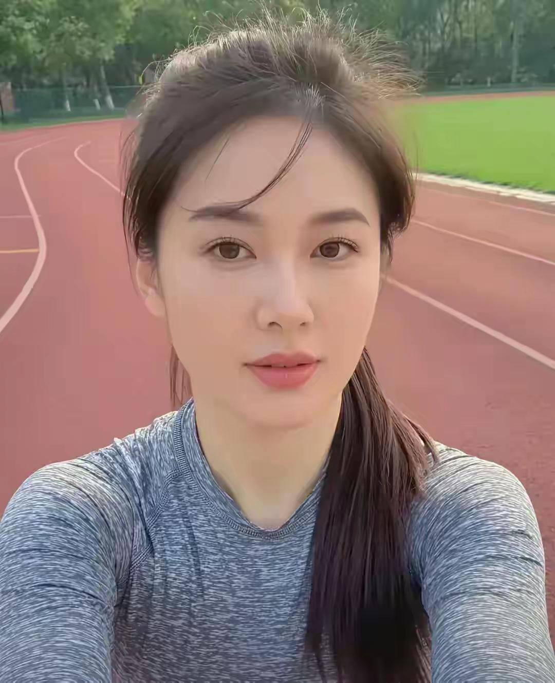 人生一七令四章

1. 悟
透
无言
非不能
厌伪饰真
看云卷云舒
守心如月明净