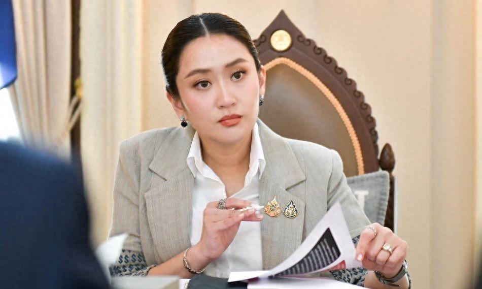 柬埔寨火力太猛了，打得一屋子泰国士兵都不敢抬头反击，只能满地爬！柬埔寨机枪手都是