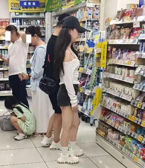 森林北腿部大片淤青疑受伤 汪峰森林北被偶遇在日本度假，两人在药店挑选药品，森林北