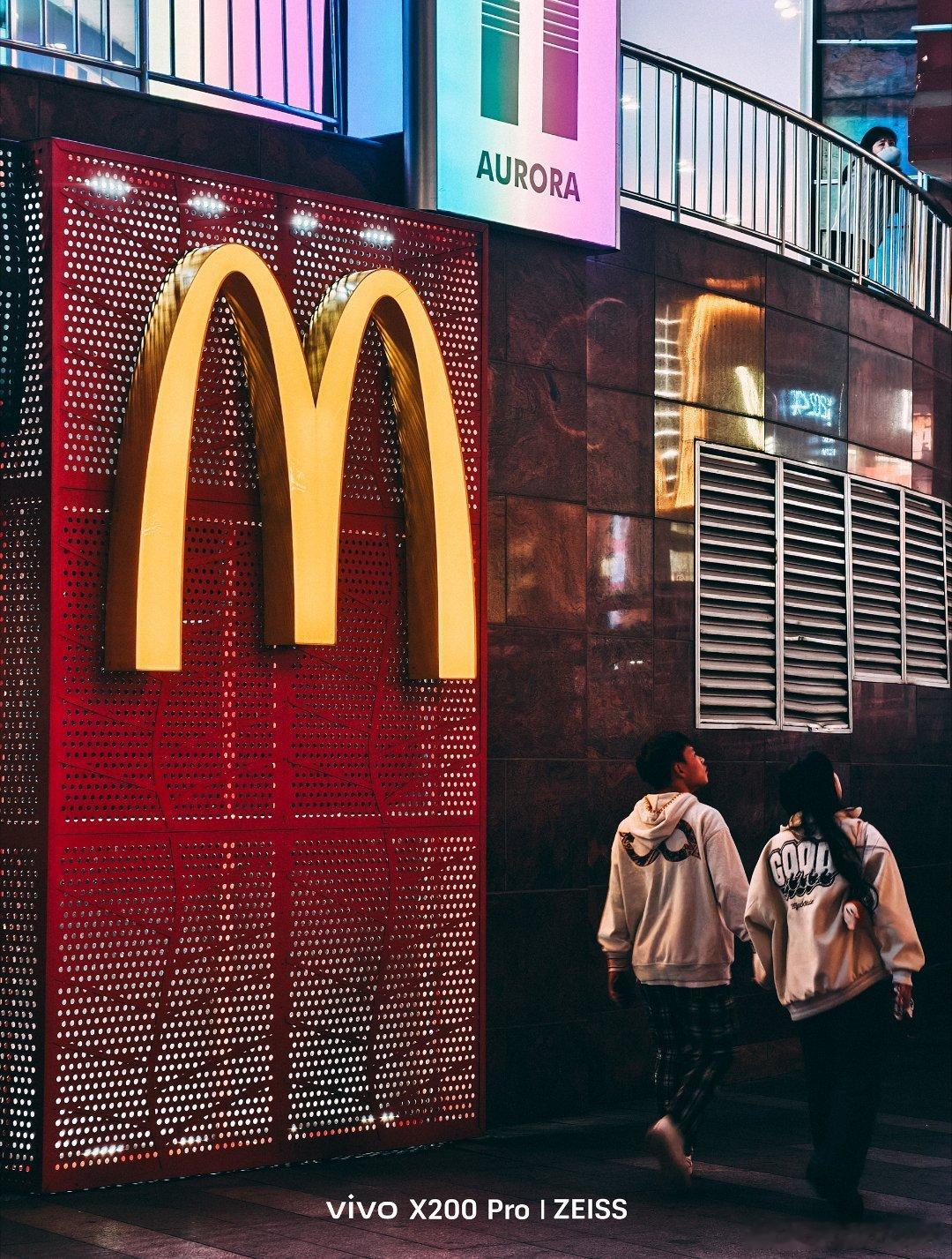 夜幕降临后霓虹灯把城市照亮，夜晚的生活气息在这一刻展现。繁华与烟火，喧嚣与宁静，