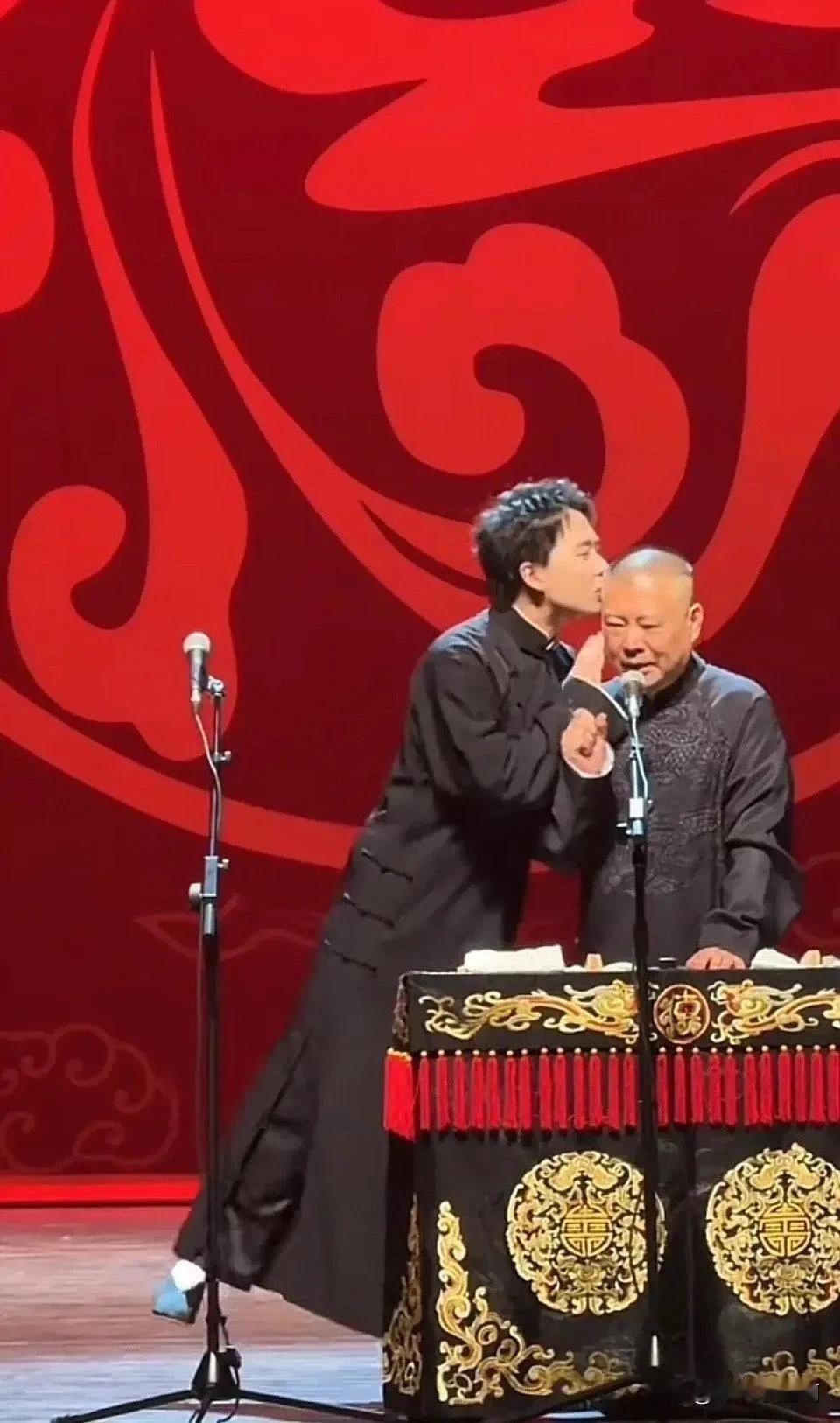 郭德纲和郭麒麟这对父子终于合体力破不和传闻。

近日在郭麒麟，郭德纲在跨年演出《