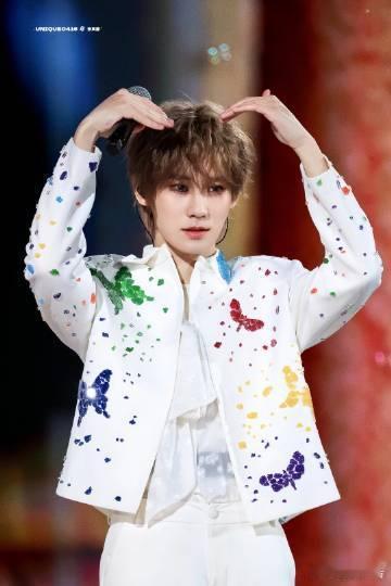 看到张真源今天还在彩排，仿佛看到了他为了梦想拼搏的坚定身影。他在舞台上不断挑战自