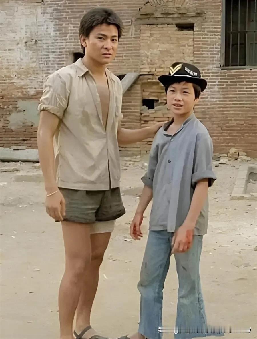 劉德華做夢也想不到，40多年前身邊的靦腆的小男生，日后會火出圈！
#娱乐# #明