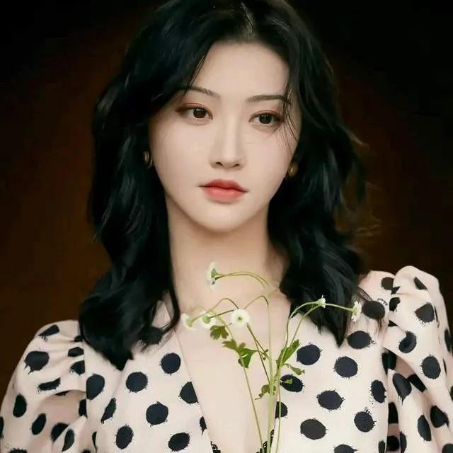 花影摇曳间，美人如画。粉裙花影 绿裙花影 微风花影 紫裙花影 白衣花影 花影轻摇