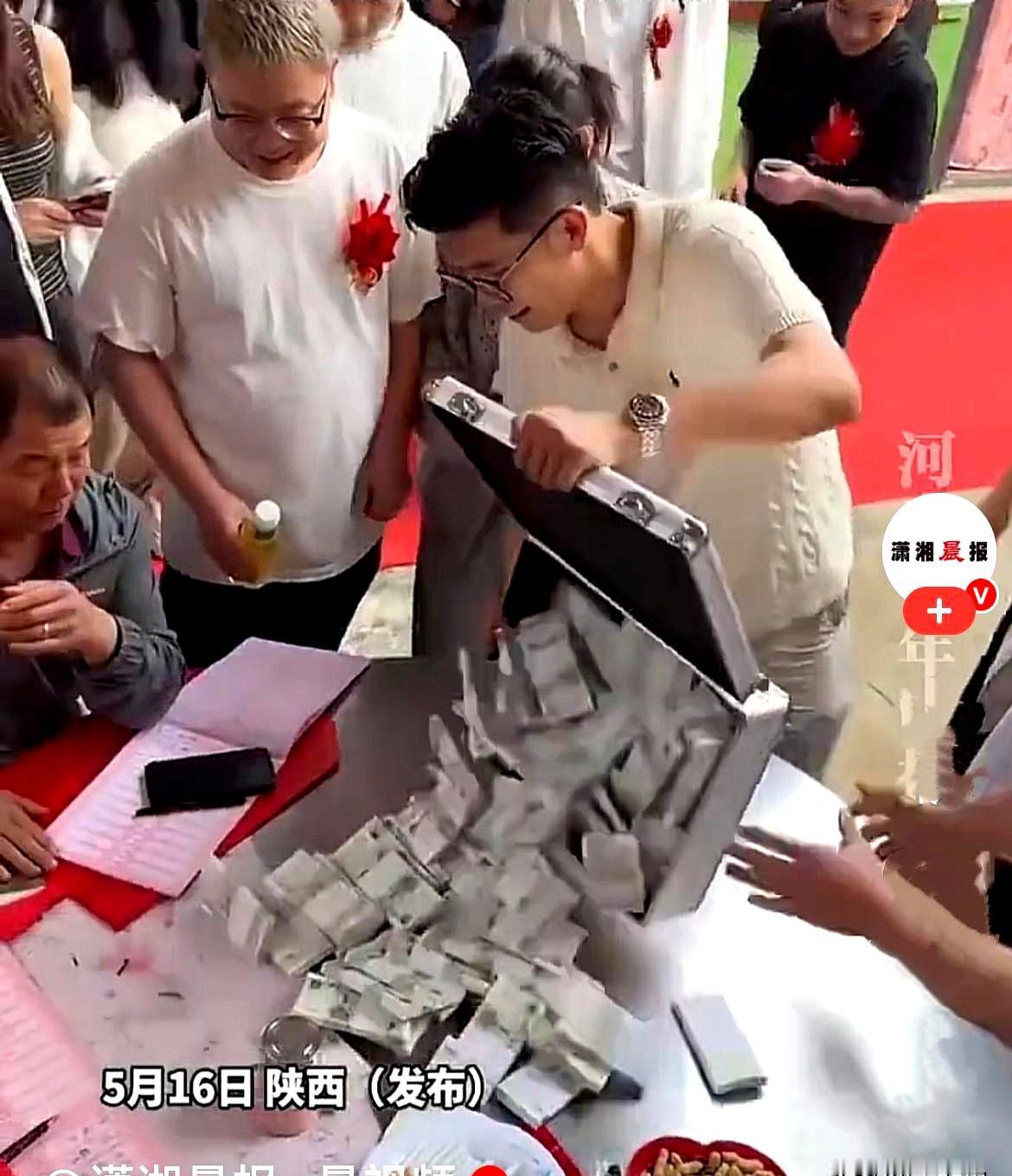 陕西一场婚礼，朋友的随礼方式直接把现场气氛拉满了。
别人都是红包、转账，他倒好，