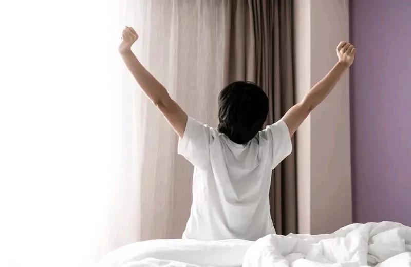 上班经常迟到怎么办嘛？要针对性地解决问题。如果是作息方面的问题，就把手机放得远一