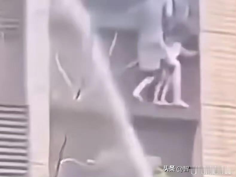 试问这种火灾 
她们把握着的地方得有多少度？
如果不降温 能抓住几秒
烟雾吸入后