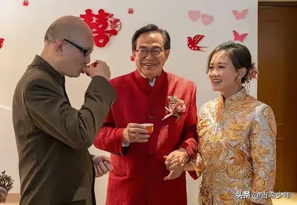 他们三人哪一个最幸福？
 
五十岁的岳父，七十岁的新郎，二十三岁的新娘，整场婚礼