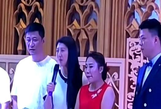 侄女婚礼她站台，台下却没人敢提钱
 
马明东出嫁那天，闫学晶穿一身红西装，笑得比