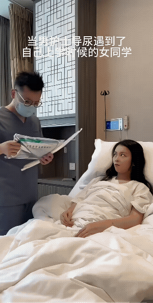 女子她，可能就是尴尬。因为这不是相请，这是偶遇。
没啥尴尬的，不过，女子可能认为