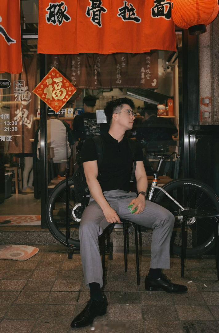 我想问还有读者是未成年吗…不同平台我尽量写不同文案。🎵大胆惯了，一旦打开🧣，