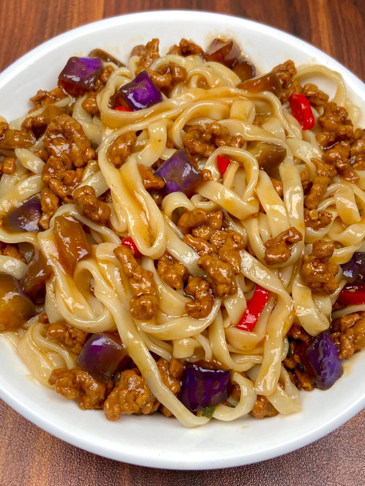 茄子打卤面，香到邻居来敲门！
       不想做菜的时候，一碗面最能让人满足。