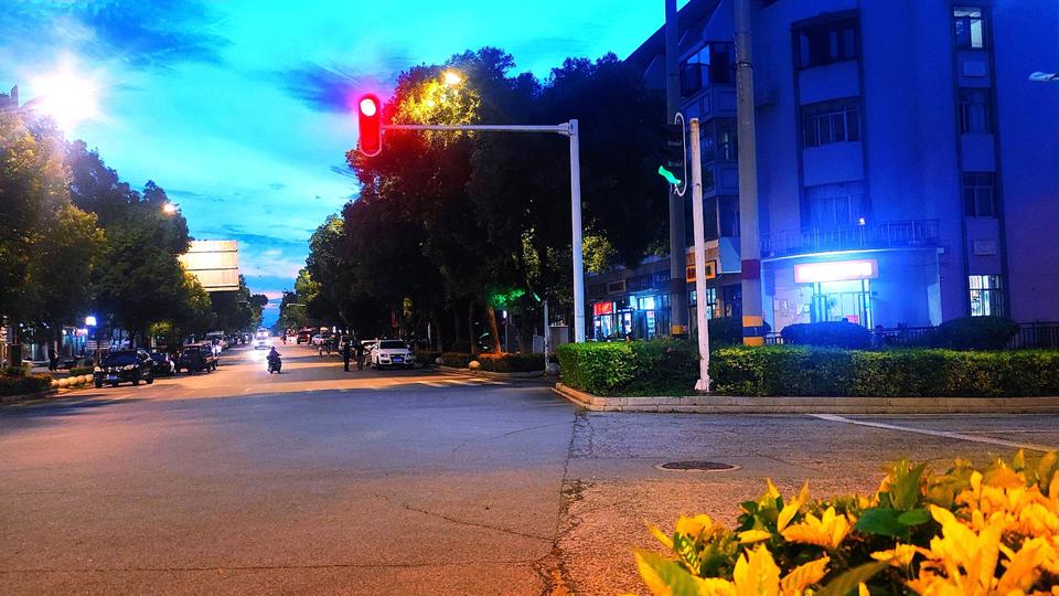 木兰湖街道夜色很美，